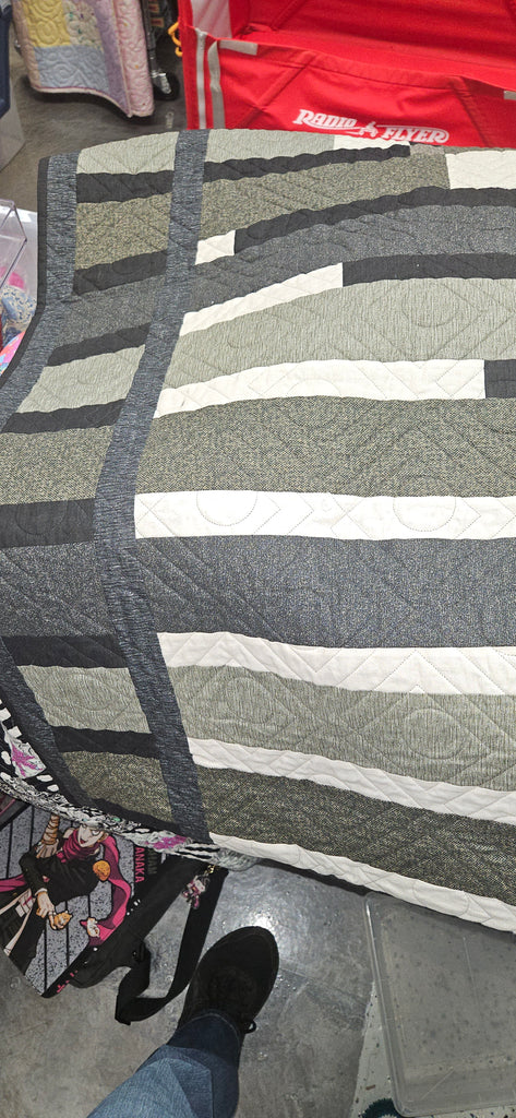 Crossed Feathers Grey Quilt Kit