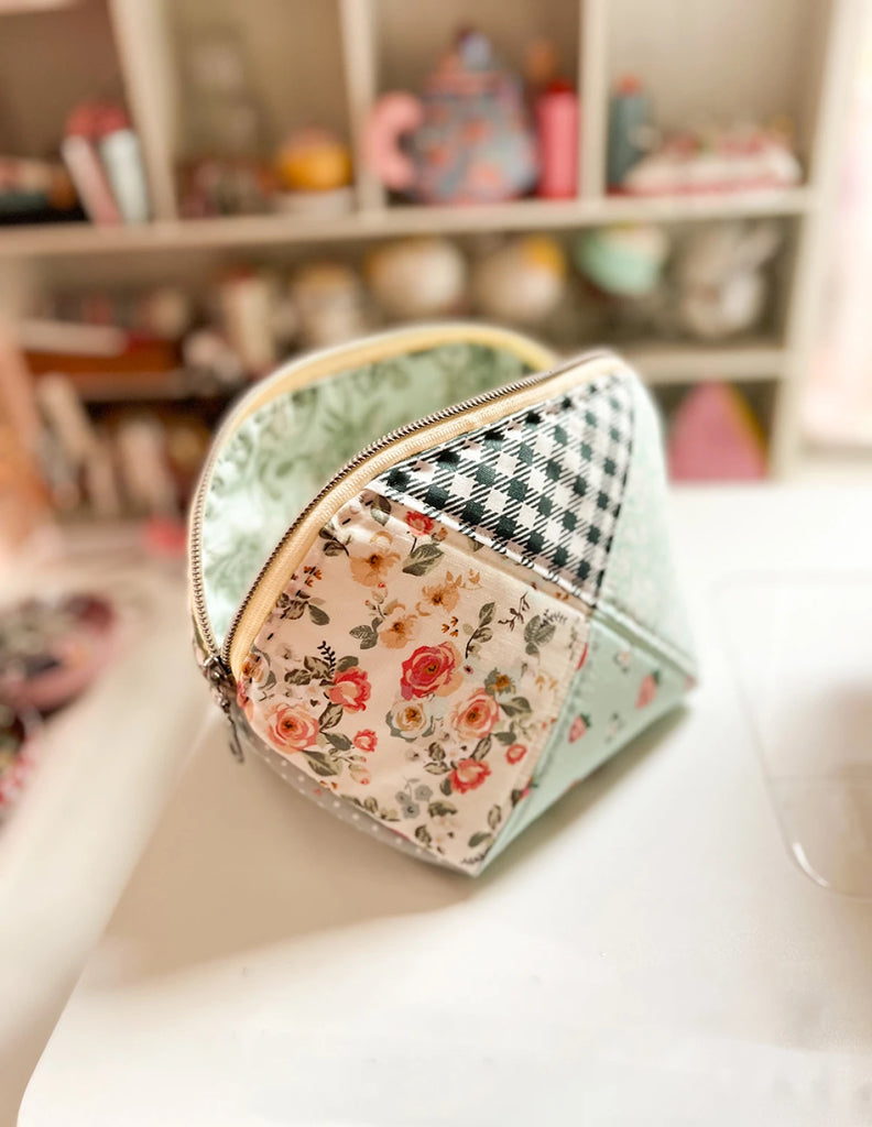 Criss Cross Pouch Set Pattern by Minki Kim of Sewing Illustrations - SI-BP12